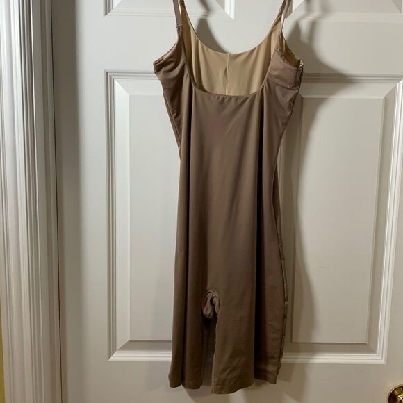 Reversible nude & tan body shaper. Size Medium-Large - Picture 2 of 8